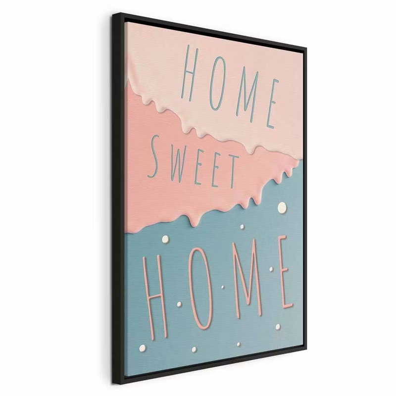 Inscriptions home sweet home – svart ram. Orden HOME SWEET HOME återges i tunna bokstäver över rosa och blågröna fält med böljande kanter.