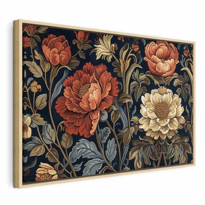 Tapestry large flowers retro – naturfärgad ram. Röda, orange och crèmefärgade blommor med täta blad fyller bilden mot en mörk bakgrund.