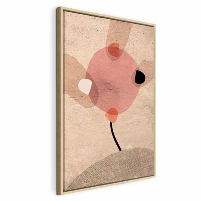 Windmill on the hill – naturfärgad ram. En rosa, rundad blomliknande form med små svarta och vita fält vilar på en tunn svart stjälk mot en beige botten.