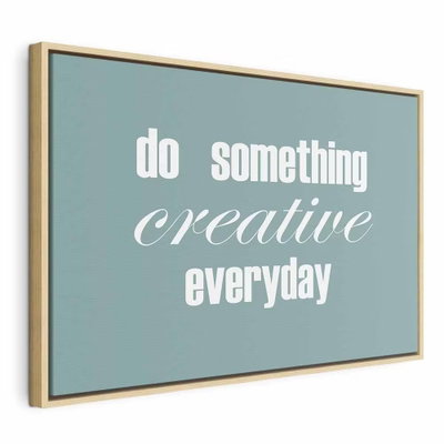 Do something creative – naturfärgad ram. Vit typografi med orden do something creative everyday står mot en jämn, dämpat blågrön bakgrund.
