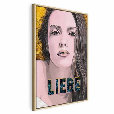 Liebe vertical – naturfärgad ram. Ett illustrerat kvinnoansikte med mörkt hår möter gul bakgrund och färgade bokstäver med ordet LIEBE.