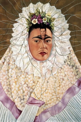 Frida kahlo self portrait as – motivvy. Ett mörkhårigt ansikte med blommor ovan pannan omges av en stor vit, veckad och spetsliknande krage.