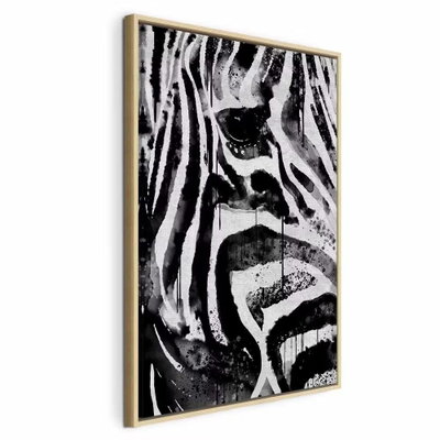 Striped nature vertical – naturfärgad ram. En zebras öga och svartvita ansiktsränder fyller bildytan i en tät närbild.