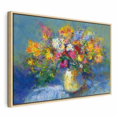 Autumn bouquet – naturfärgad ram. En stor bukett i gult, rosa, blått och vitt står i en gulgrön vas mot en målad blå bakgrund.