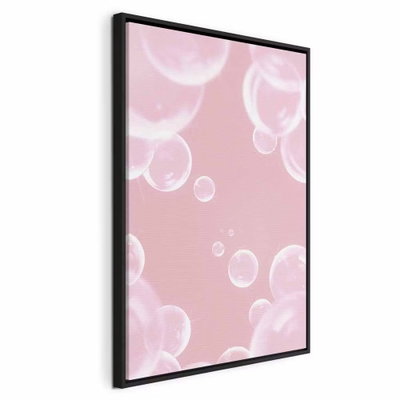 Subtle breeze vertical – svart ram. Genomskinligt återgivna, vita bubblor svävar över en blekt rosa bakgrund.