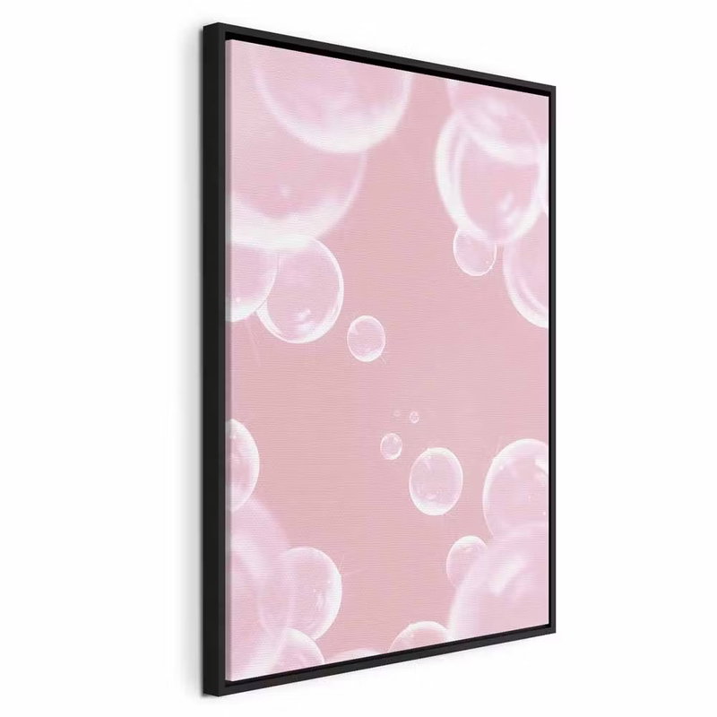 Subtle breeze vertical – svart ram. Genomskinligt återgivna, vita bubblor svävar över en blekt rosa bakgrund.