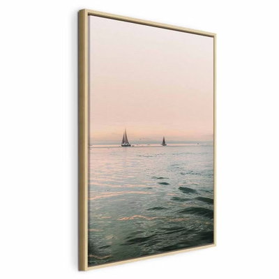 South wind vertical – naturfärgad ram. Små segelbåtar syns över lugnt vatten under en stor, ljust rosa himmel.