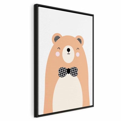 Teddy bear in bow tie – svart ram. En ljusbrun illustrerad nalle bär en svartmönstrad fluga mot en vit bakgrund.