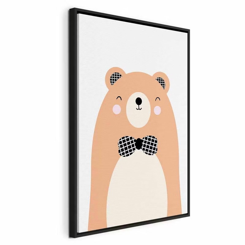 Teddy bear in bow tie – svart ram. En ljusbrun illustrerad nalle bär en svartmönstrad fluga mot en vit bakgrund.