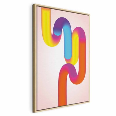 Colorful turns dynamic – naturfärgad ram. En lång, mjukt svängd form övergår mellan gult, rosa, blått och orange på en ljust rosa bakgrund.