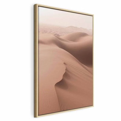 Sandy space vertical – naturfärgad ram. Mjuka sanddyner bildar böljande linjer i dämpat rosa och varmt beige med tunna skuggor.