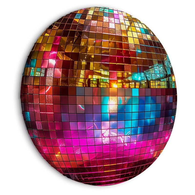 Rund motivvy för Gold disco ball: Gyllene spegelrutor möter starka blå, rosa och röda reflexer i en färgrik discokula.