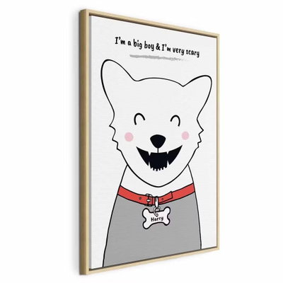 Doggy harry vertical – naturfärgad ram. En vit och grå tecknad hund ler med slutna ögon och bär ett rött halsband med en benformad bricka.