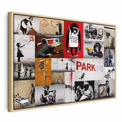 Banksy collage – naturfärgad ram. Många små svartvita och färgade scener, figurer, skyltar och väggmotiv samlas i ett tätt rutliknande collage.