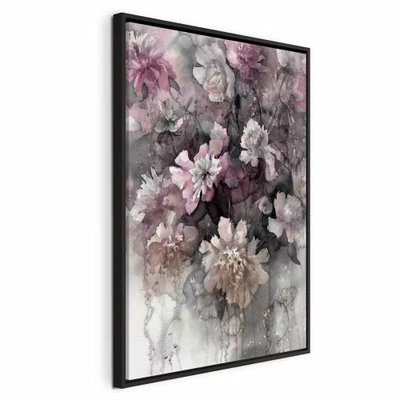 Colored feeling vertical – svart ram. Täta blommor i rosa, crème och grått med mörkt bladverk fyller en mjukt målad stående bild.