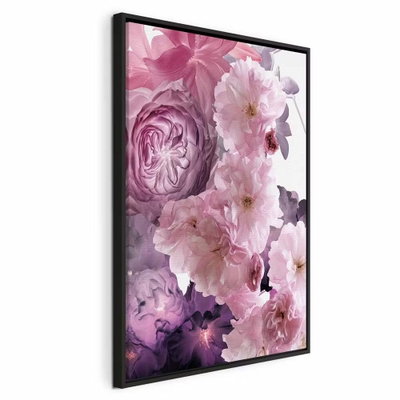 Garden of floral scents – svart ram. Stora rosa blommor med lager av kronblad och små mörklila detaljer fyller den stående bildytan.
