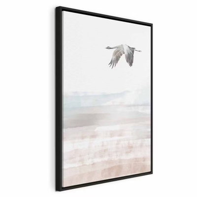 Crane and s flight vertical – svart ram. En ljus, långhalsad fågel breder ut vingarna över horisontella färgskikt i vitt, rosa och blågrönt.