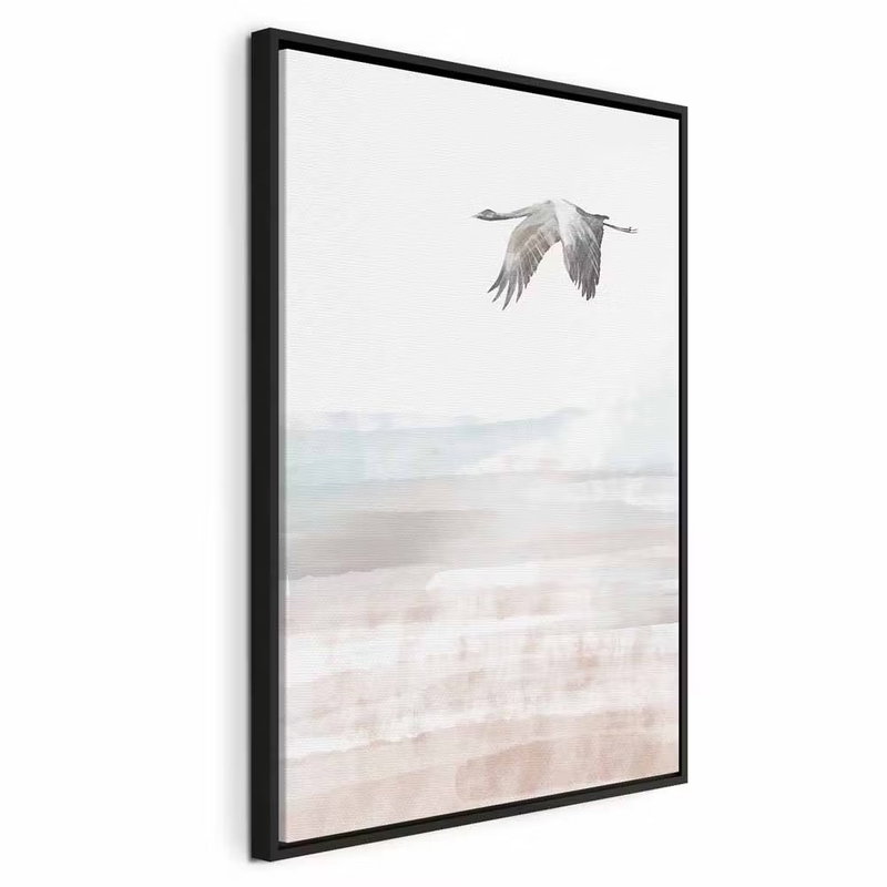 Crane and s flight vertical – svart ram. En ljus, långhalsad fågel breder ut vingarna över horisontella färgskikt i vitt, rosa och blågrönt.