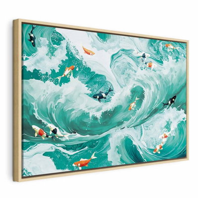 Fish and waves – naturfärgad ram. Små orange, vita och svarttecknade fiskar simmar genom stora, skummande vågor i turkost och vitt.