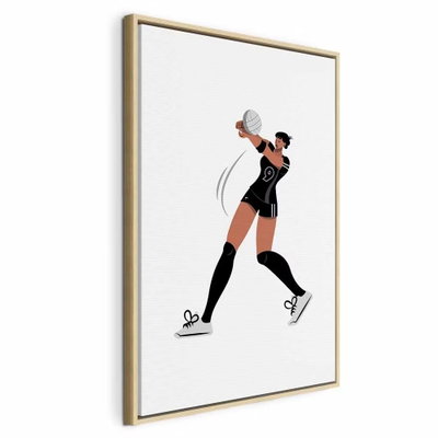 Female volleyball player – naturfärgad ram. En kvinna i svart idrottsdräkt sträcker armarna mot en rund boll mot en vit, avskalad bakgrund.