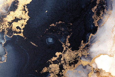 Marble and navy blue – motivvy. Mörkt blå fält möter vita partier och guldfärgade ådringar i ett tryckt marmormönster.