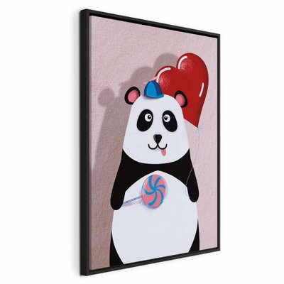 Panda with a balloon – svart ram. En tecknad panda håller en röd hjärtballong och en färgrik klubba mot en mjukt rosa bakgrund.