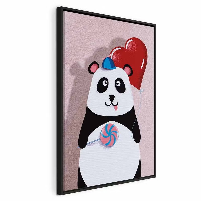 Panda with a balloon – svart ram. En tecknad panda håller en röd hjärtballong och en färgrik klubba mot en mjukt rosa bakgrund.