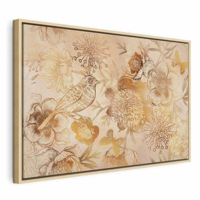 Golden mosaic of nature wide – naturfärgad ram. Små fåglar, stora blommor och tunna blad återges i beige, brunt och guldfärgade toner på ljust.