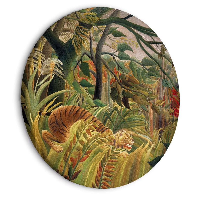 Rund motivvy för Henri rousseau - tiger in a: En tiger rör sig lågt genom tätt gräs och stora blad i en tropisk skog.