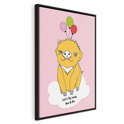 Soaring pig vertical – svart ram. En gul tecknad gris med rund nos, klövar och knorr svävar över ett vitt moln under tre färgade ballonger. Rosa bakgrund och en liten engelsk text ger motivet ett lekfullt uttryck.