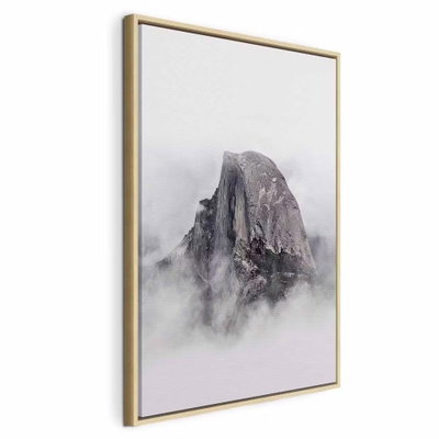 Half dome vertical – naturfärgad ram. En brant, rundad grå klippformation höjer sig ur ett tätt lager av vita moln.