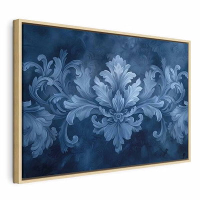 Ornament in blue and cool – naturfärgad ram. Ett stort, ljust blått blomornament breder ut sig över en mörkblå bakgrund.