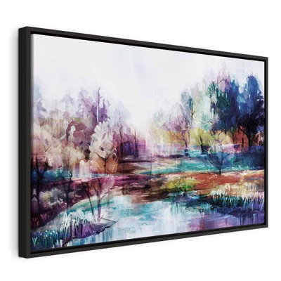 World in paints wide – svart ram. Träd och vatten återges med färgfält i blått, violett, grönt och rosa i en bred landskapsbild.