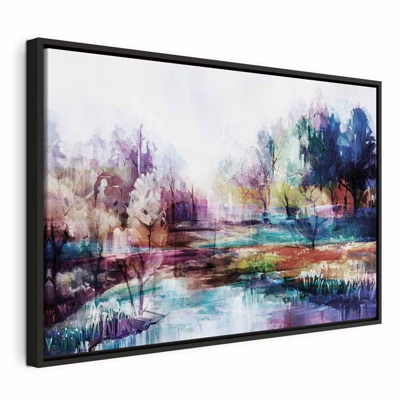World in paints wide – svart ram. Träd och vatten återges med färgfält i blått, violett, grönt och rosa i en bred landskapsbild.