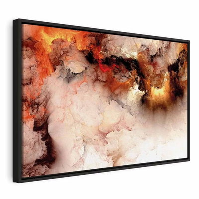 Volcanic abstraction wide – svart ram. Molnliknande fält i svart och rostbrunt möter crèmefärgade och vita stråk i en abstrakt komposition.