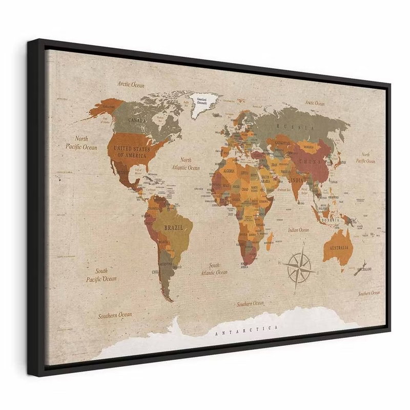 World map beige chic – svart ram. Ockrafärgade och grå landytor bildar en världskarta mot en beige bakgrund. Tunna kartlinjer och en kompassros ger den varma kompositionen små detaljer att upptäcka.
