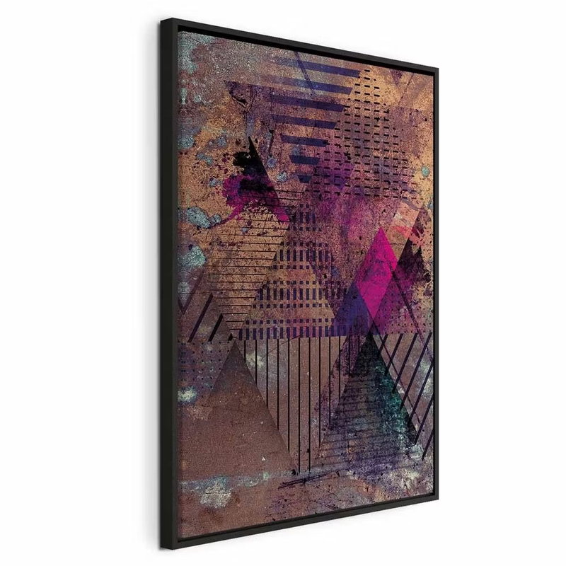Honey abstraction vertical – svart ram. Trekanter, rutmönster och tunna linjer överlappar brunlila, rosa och blå färgskikt.