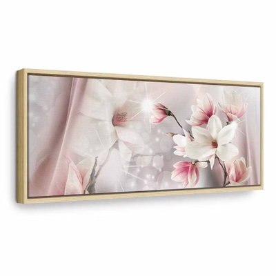 Magnolia reflection narrow – naturfärgad ram. Vita och rosa magnoliablommor möter mjuka tygformer och ljusa glittrande detaljer på en blek bakgrund.