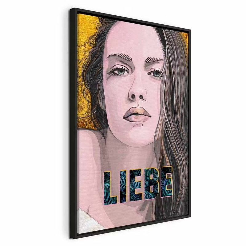 Liebe vertical – svart ram. Ett illustrerat kvinnoansikte med mörkt hår möter gul bakgrund och färgade bokstäver med ordet LIEBE.