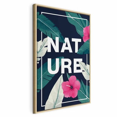 Nature vertical – naturfärgad ram. Stora mörkgröna blad och rosa blommor omger vita bokstäver med ordet NATURE.