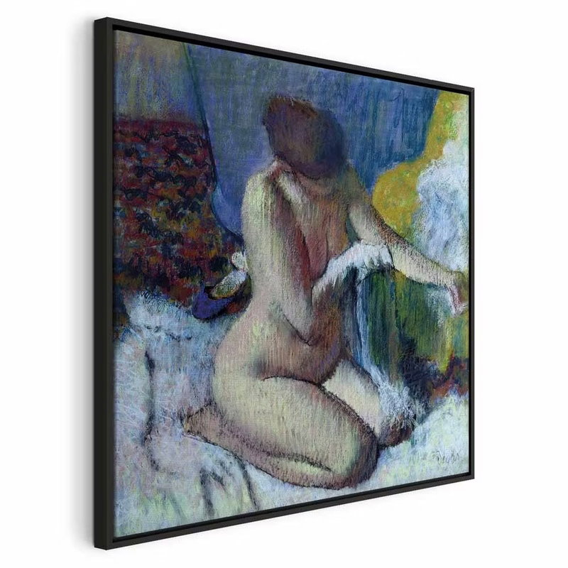Edgar degas after the bath – svart ram. En sittande naken kvinna torkar benet med ett vitt tyg mot blå och lila färgfält.