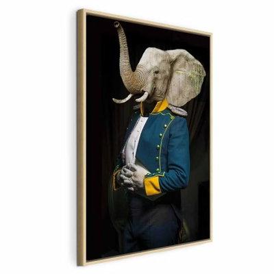Audience vertical – naturfärgad ram. En elefant med upplyft snabel bär en mörkblå rock med guldfärgade detaljer och vita handskar mot svart.