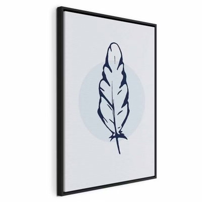 Blue feather vertical – svart ram. En enkel mörkblå fjäderkontur ligger över en blekt blå rund form mot en mycket ljus bakgrund.