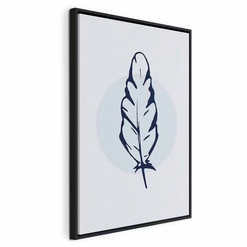 Blue feather vertical – svart ram. En enkel mörkblå fjäderkontur ligger över en blekt blå rund form mot en mycket ljus bakgrund.