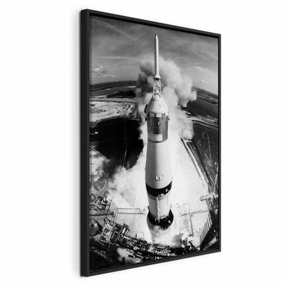 Cosmic speed vertical – svart ram. En hög vit raket står på en uppskjutningsplats omgiven av rök, tekniska konstruktioner och mörka markytor.