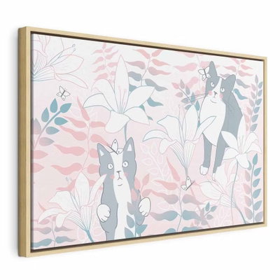 Cat matters wide secondt – naturfärgad ram. Två gråvita katter med små fjärilar omges av vita blommor och rosa och blågröna blad.