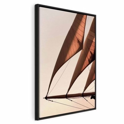 Sea wind vertical – svart ram. Stora brunröda segel och tunna rigglinjer skär diagonalt genom en varmt ljus himmel.
