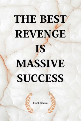 The best revenge is massive – motivvy. Svart typografi ligger på en vit marmorerad bakgrund. En liten guldfärgad krans kompletterar textmotivet.