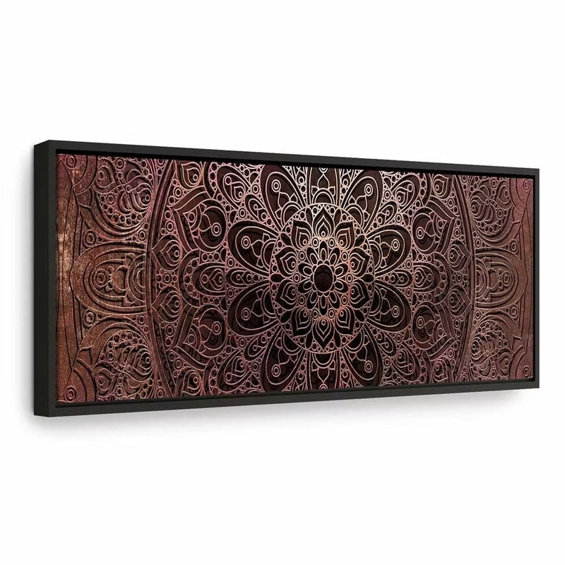 Mandala amber silence – svart ram. Tunna, symmetriska blom- och bågformer bildar ett brunt mandalamönster mot mörk botten.
