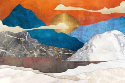 Mountain idyll wide – motivvy. Blå, grå och vita bergsformer möter en rund sol och en varm orange himmel i ett stiliserat motiv.